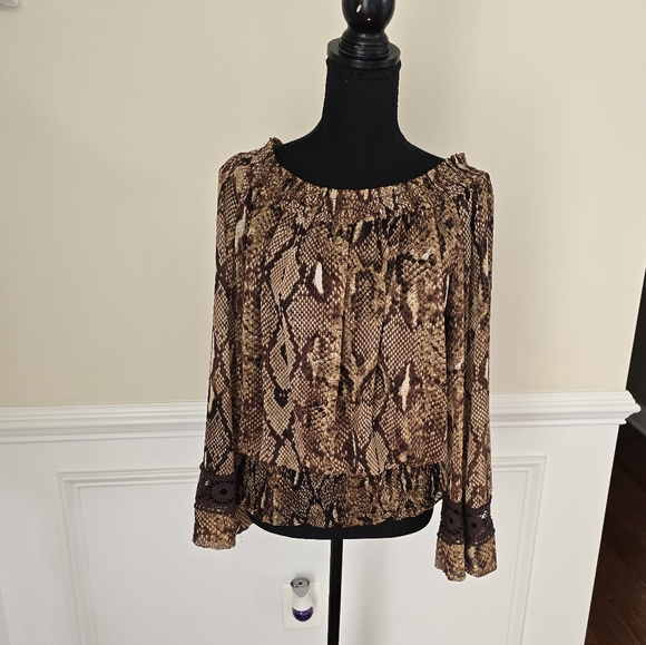 XOXO Snake Print Off Shoulder Top - Picture 9 of 11